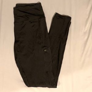 Black leggings with zip pockets on sides